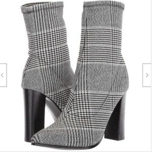 Fergie Taryn Plaid Black, Grey, White Ankle Pull on Bootie LIKE NEW